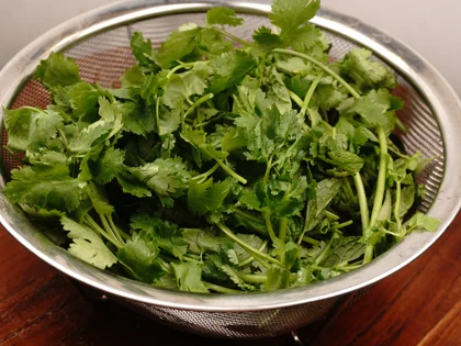 Green Juice With Chia Seeds - Clean the leaves 