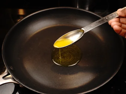 Hariyali Murgh Tikka - Heat a thin layer of ghee in the nonstick fry pan