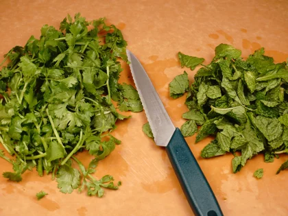 Hariyali Murgh Tikka - Roughly chop leaves