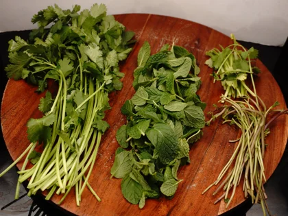 Hariyali Murgh Tikka - Choose good quality leaves and separate leaves