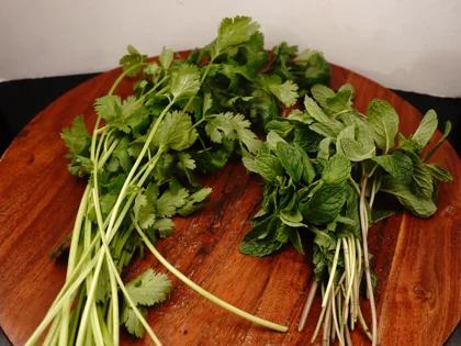 Hariyali Murgh Tikka - Choose good quality leaves and separate leaves