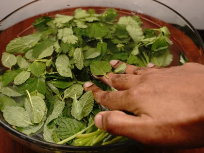 Hariyali Murgh Tikka - Clean the leaves & Drain