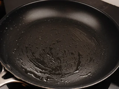 Low Carb, Less Oil Hariyali Tikka  - Oil and preheat the pan