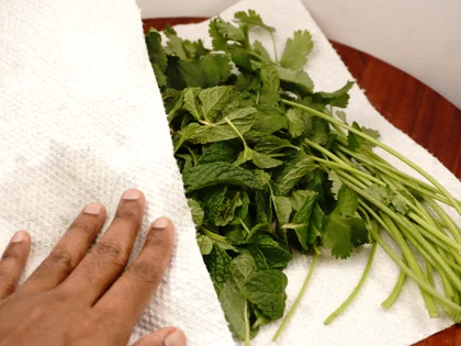 Low Carb, Less Oil Hariyali Tikka  - Dry and chop leaves
