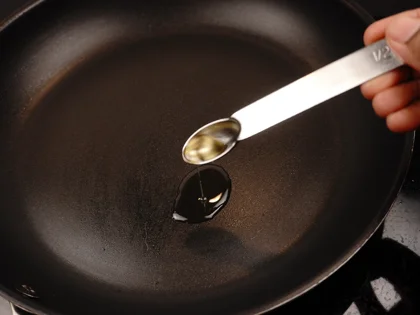 Less Oil Cashew Chicken Tikka (Afghani Murgh Tikka) - Oil and preheat the pan
