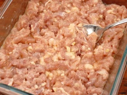 Add the following ingredients to mince chicken, combine them gently 