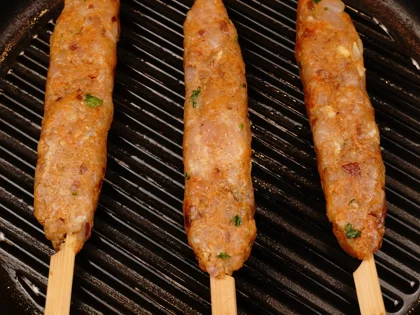 Place the oiled surface chicken skewers on the hot grill pan and continue to cook them without moving, untill to attain brown grill marks underside the chicken skewers for about 4 to 5 minutes over medium flame 
