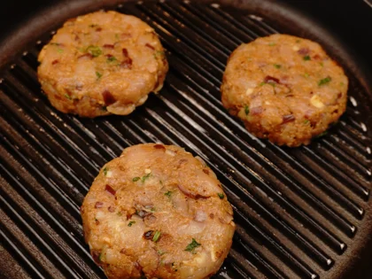 Place the oiled surface chicken patties on the hot grill pan and continue to cook them without moving, untill to attain brown grill marks underside the chicken skewers for about 4 to 5 minutes over medium flame 