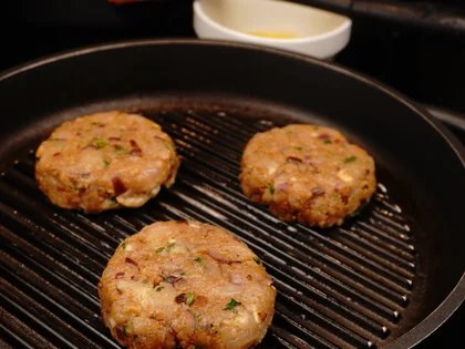 Place the oiled surface chicken patties on the hot grill pan and continue to cook them without moving, untill to attain brown grill marks underside the chicken skewers for about 4 to 5 minutes over medium flame 