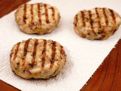 Transfer the grilled patties to a paper towel lined plate, transfer them to clean plate to rest for at least 5 to 10 minutes before serve