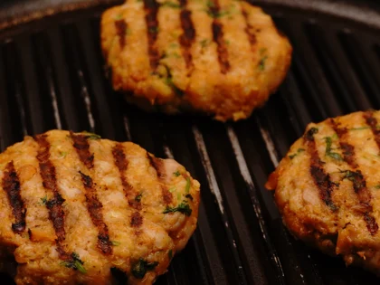 In low heat, continue to cook them for about 4 to 5 minutes, to cook inside