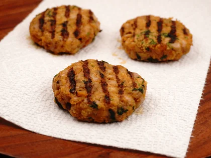 Transfer the grilled patties to a paper towel lined plate, transfer them to clean plate to rest for at least 5 to 10 minutes before serve