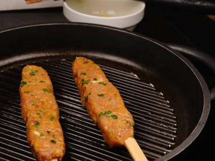 Place the oiled surface chicken skewers on the hot grill pan and continue to cook them without moving, untill to attain dark brown grill marks underside the chicken skewers for about 4 to 5 minutes over medium flame 
