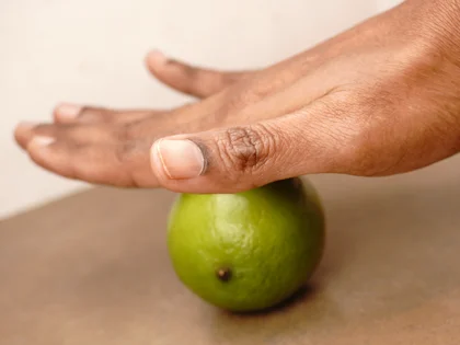Simple Chia Lime Water - Prepare the lime before cut to get most juice